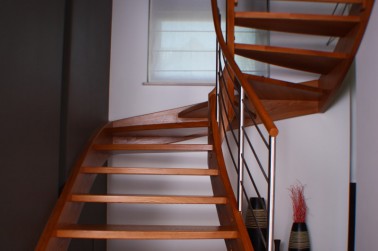 Schody drewniane-schody policzkowe gięte 43