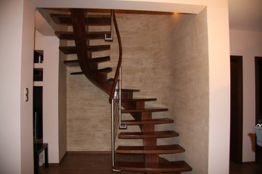 Schody drewniane-schody na belce centralnej 8