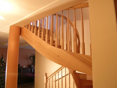 Schody drewniane-schody policzkowe gięte  5