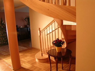 Schody drewniane-schody policzkowe gięte 6