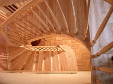 Schody drewniane-schody policzkowe gięte 7