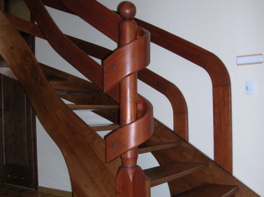 Schody drewniane-schody policzkowe gięte 11