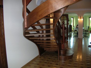 Schody drewniane-schody policzkowe gięte 12