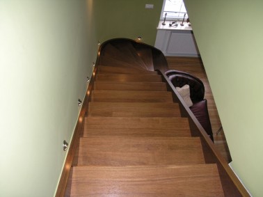Schody drewniane-schody policzkowe gięte 13