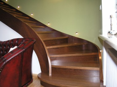 Schody drewniane-schody policzkowe gięte 15