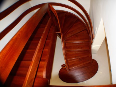 Schody drewniane-schody policzkowe gięte 16