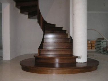 Schody drewniane-schody policzkowe gięte 18