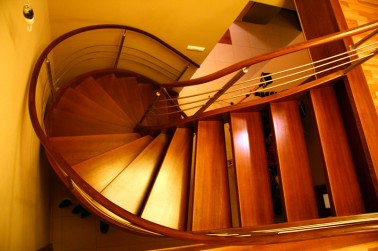 Schody drewniane-schody policzkowe gięte 25