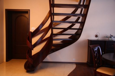 Schody drewniane-schody policzkowe gięte 33