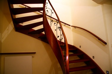 Schody drewniane-schody policzkowe gięte 36