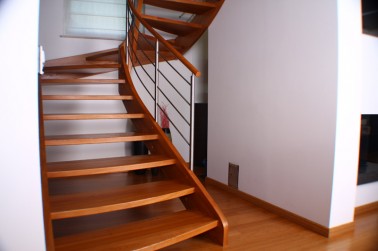 Schody drewniane-schody policzkowe gięte 42