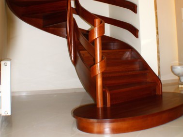 Schody drewniane-schody policzkowe gięte 46
