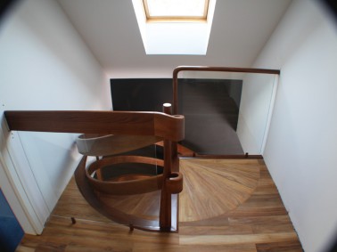Schody drewniane-schody policzkowe gięte 50