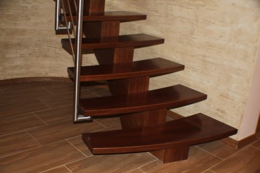 Schody drewniane-schody na belce centralnej 5